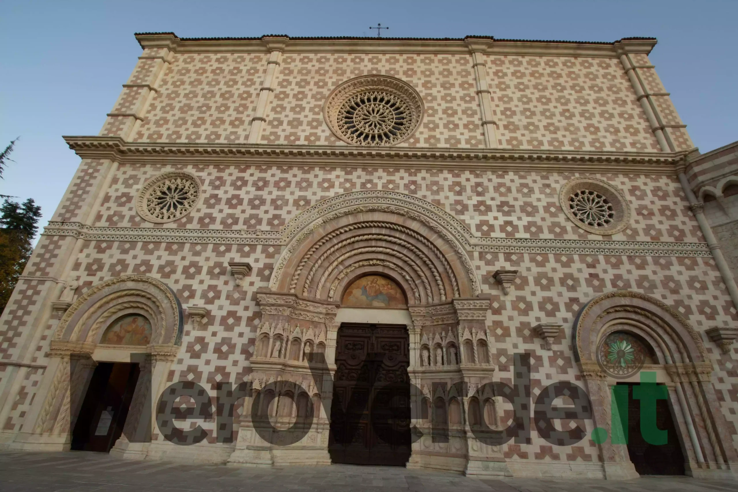 facciata principale della basilica di collemaggio a l'aquila