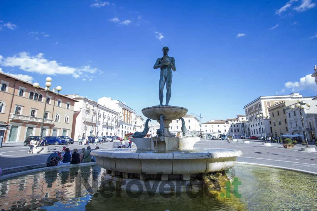 la statua e della fontana vecchia a l'aquila con una buona parte della fontana e piazza duomo a l'aquila