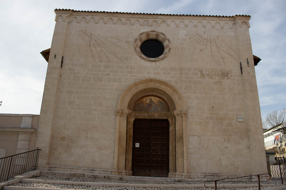 facciata principale con ingresso della chiesa di san vito a l'aquila