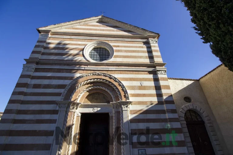 la fiacciata principale dell'ingresso della chiesa di santa maria del soccorso a l'aquila