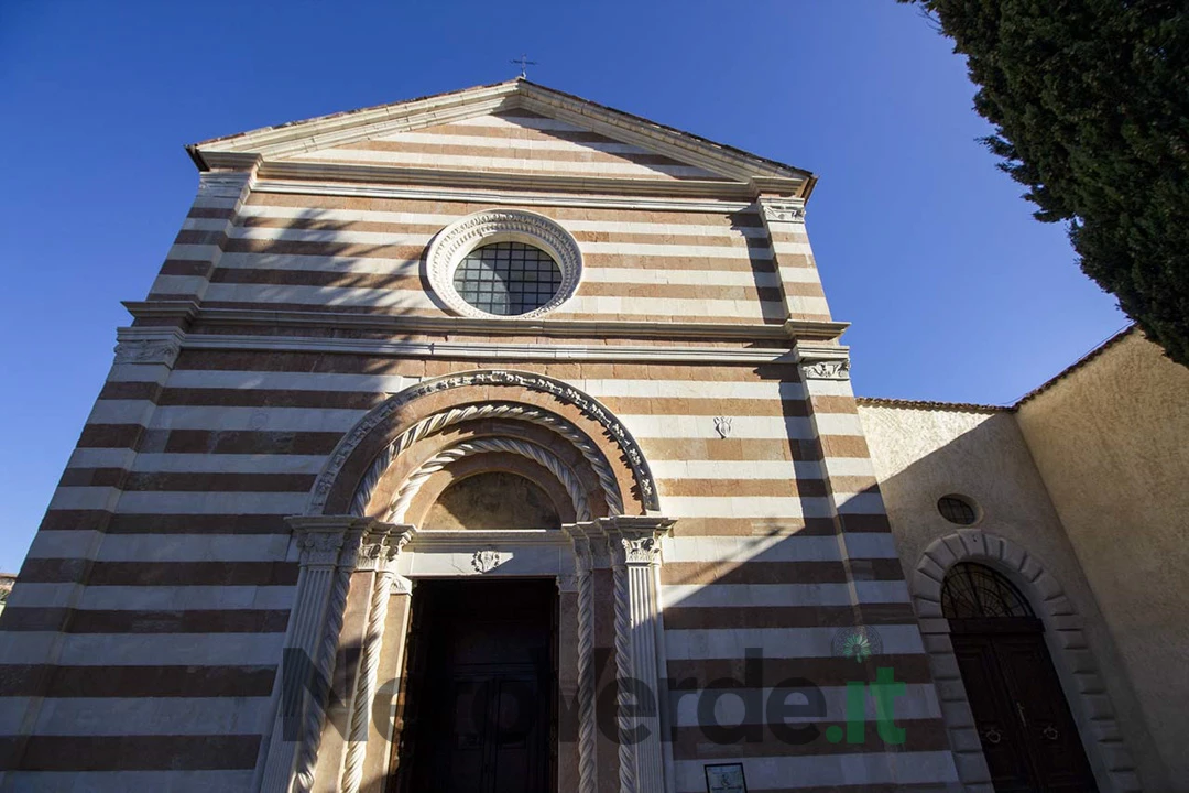 la fiacciata principale dell'ingresso della chiesa di santa maria del soccorso a l'aquila