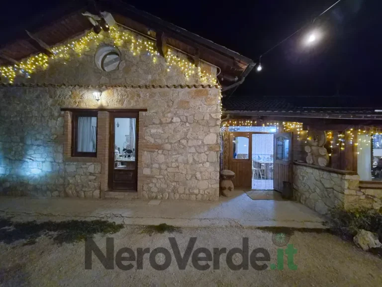 Facciata del ristorante Parkkeller di notte